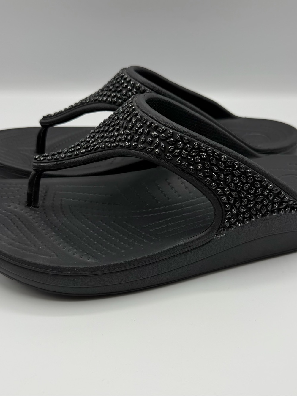 Crocs Women’s Sloane Embellished Flip Flops Size 10 Black Rhinestone Wedge